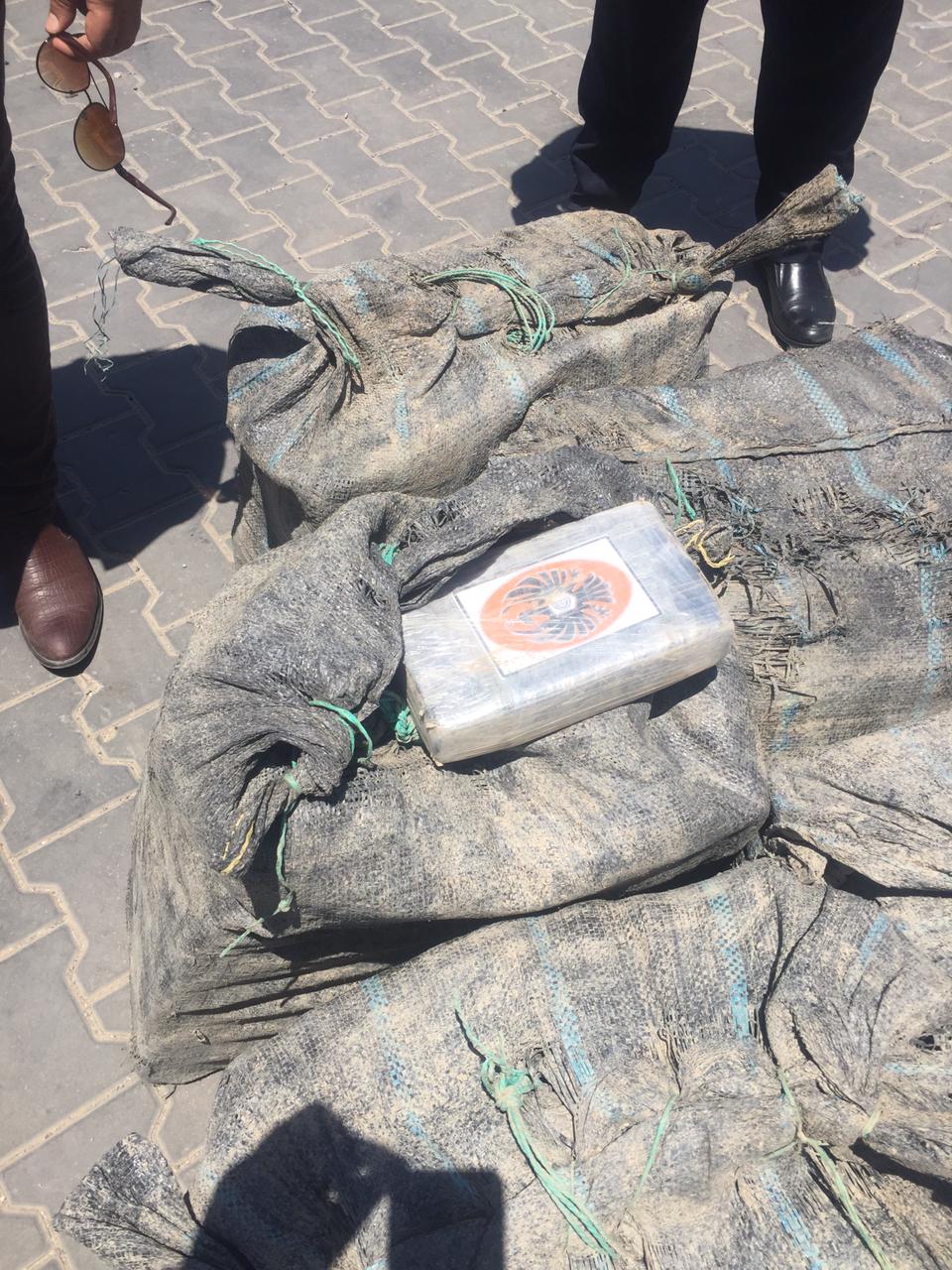 بالصور.. احباط محاولة تهريب كمية كبيرة من المخدرات في ام قصر