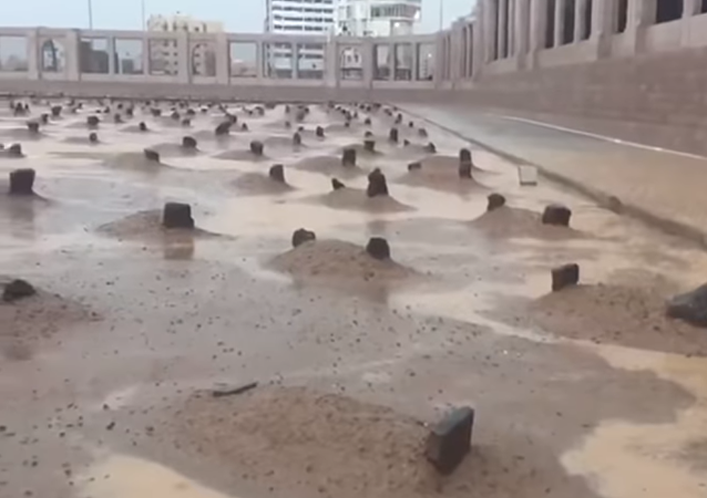 بالفيديو.. مقبرة البقيع تتحول الى شبه بحيره بسبب غزارة الامطار