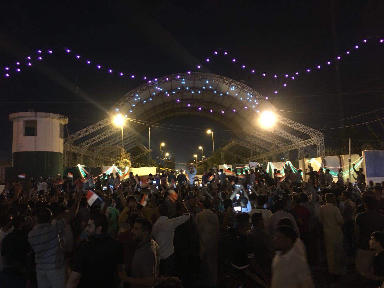 بالصور.. تظاهرة كبيرة في كربلاء للمطالبة بتوفير الكهرباء