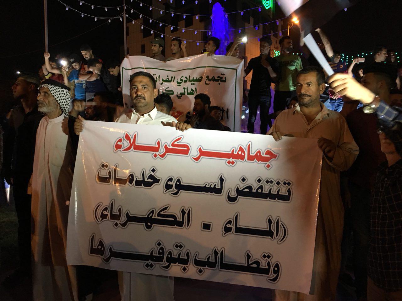 بالصور.. متظاهرون يقتحمون البوابة الخارجية لمجلس محافظة كربلاء