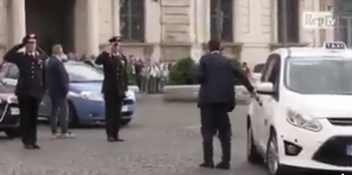 رئيس وزراء إيطاليا يفاجئ الجميع في أول يوم عمل له