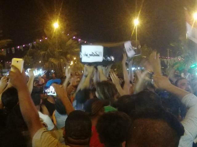 العشرات من أهالي الكوت يتظاهرون احتجاجا على انقطاع الكهرباء