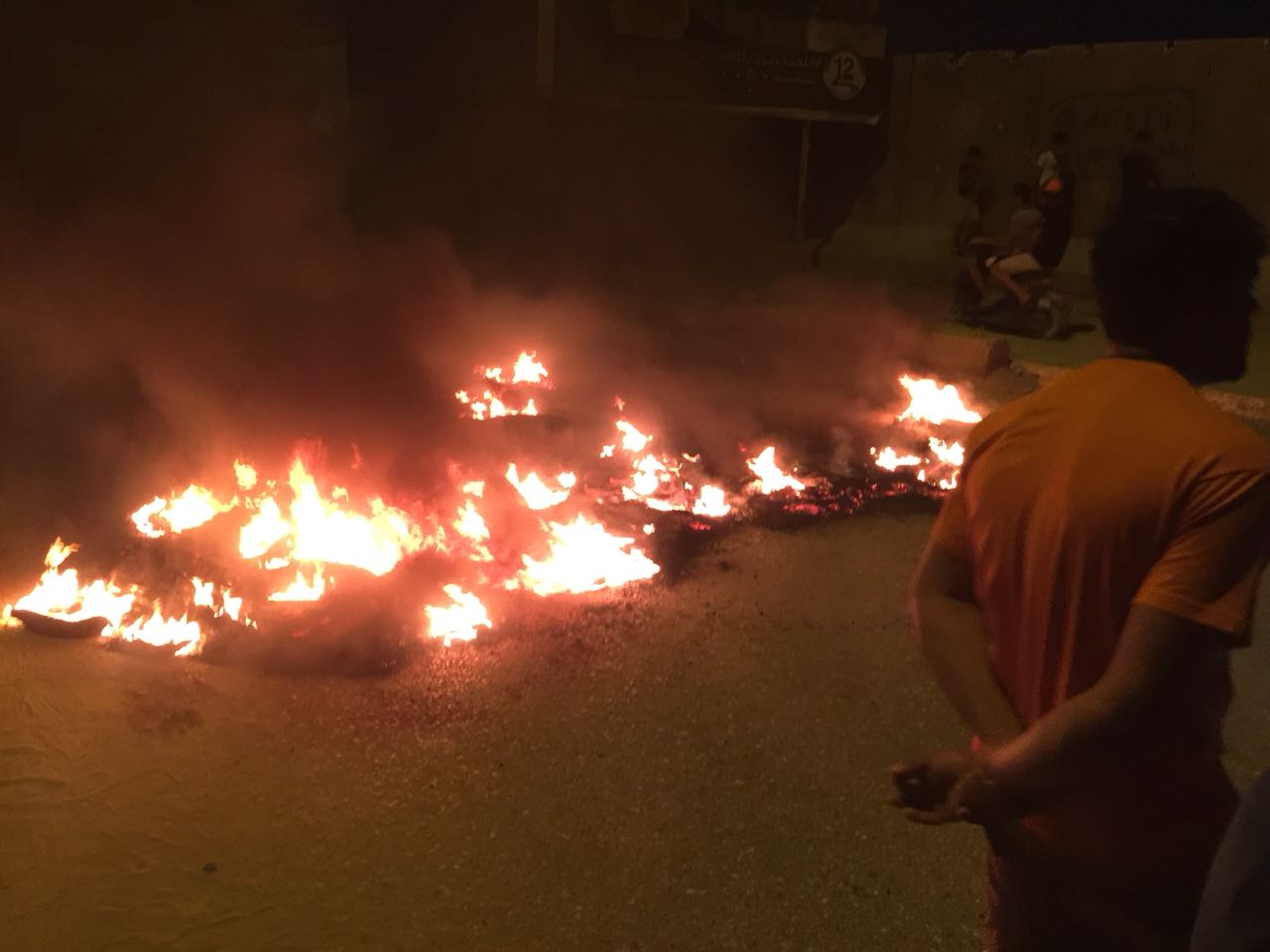 قطع احد شوارع البصرة وحرق اطارات في تظاهرة تطالب بالخدمات