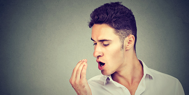 هذه أسباب رائحة الفم الكريهة وطرق التخلص منها