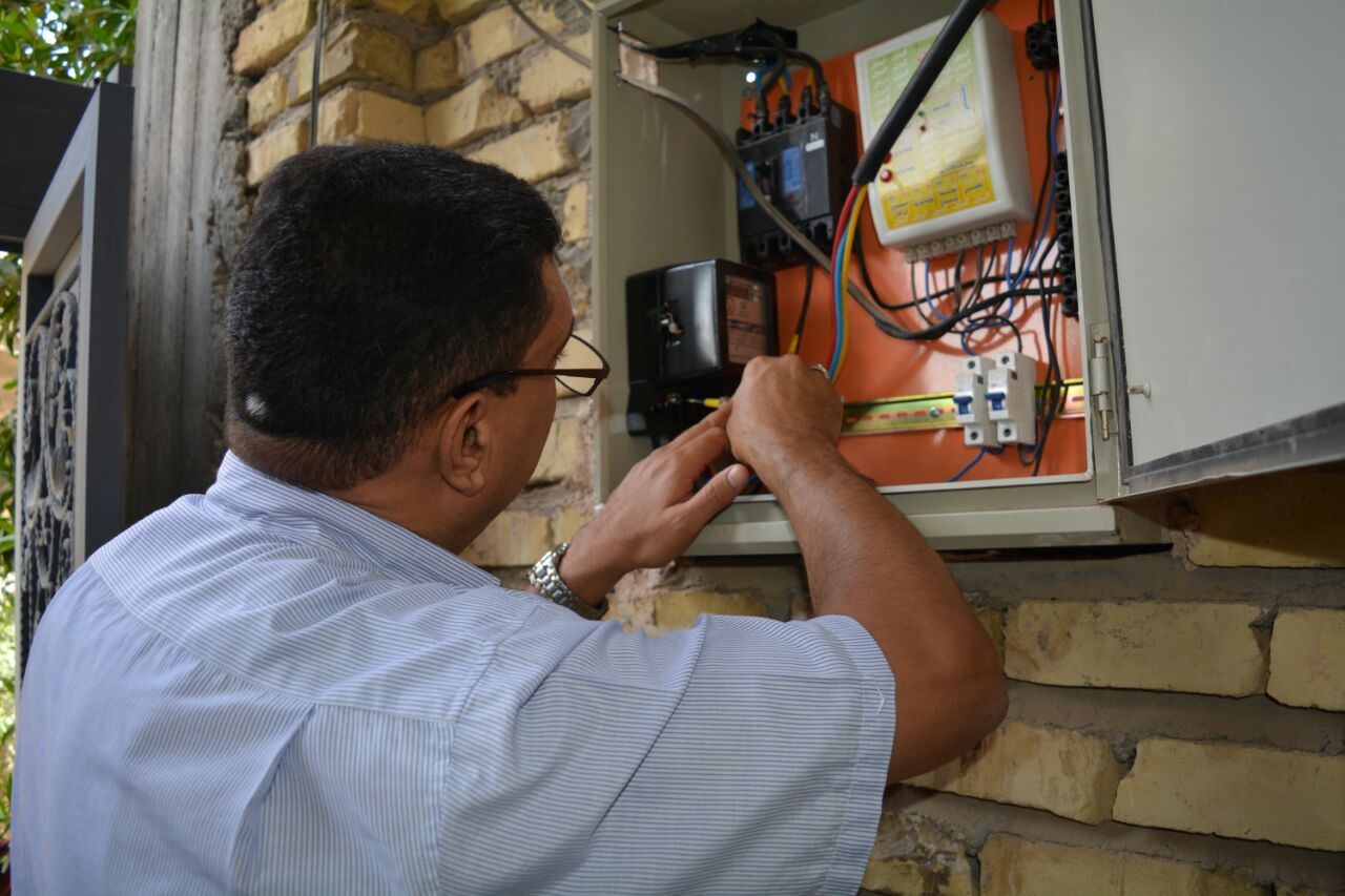 كهرباء كربلاء : استمرار حملة قطع التجاوزات والترقيم وربط المقاييس الكهربائية في عموم المحافظة