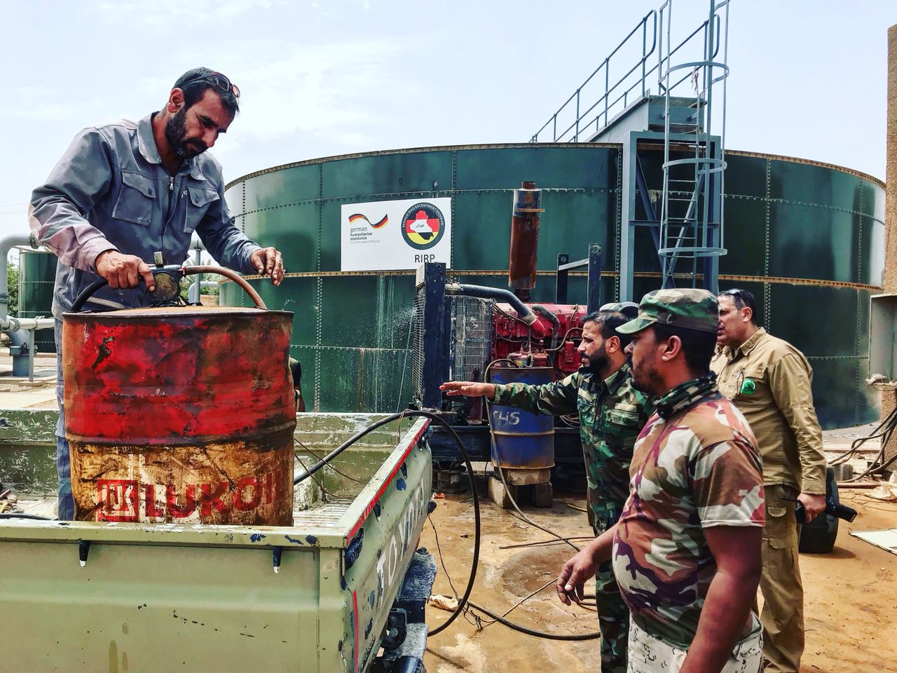 الحشد الشعبي يوفر الماء والخدمات الصحية لساكني قضاء القائم غرب الانبار