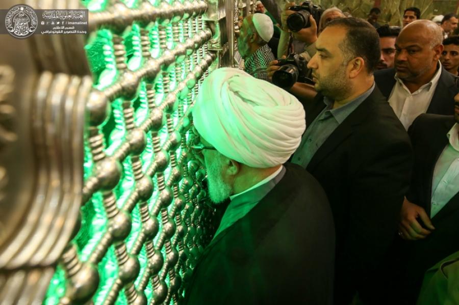 الشيخ عبد المهدي الكربلائي يزور مرقد الامام علي ويهنئ امين عام العتبة العلوية لتشرفه بخدمة المرقد الطاهر