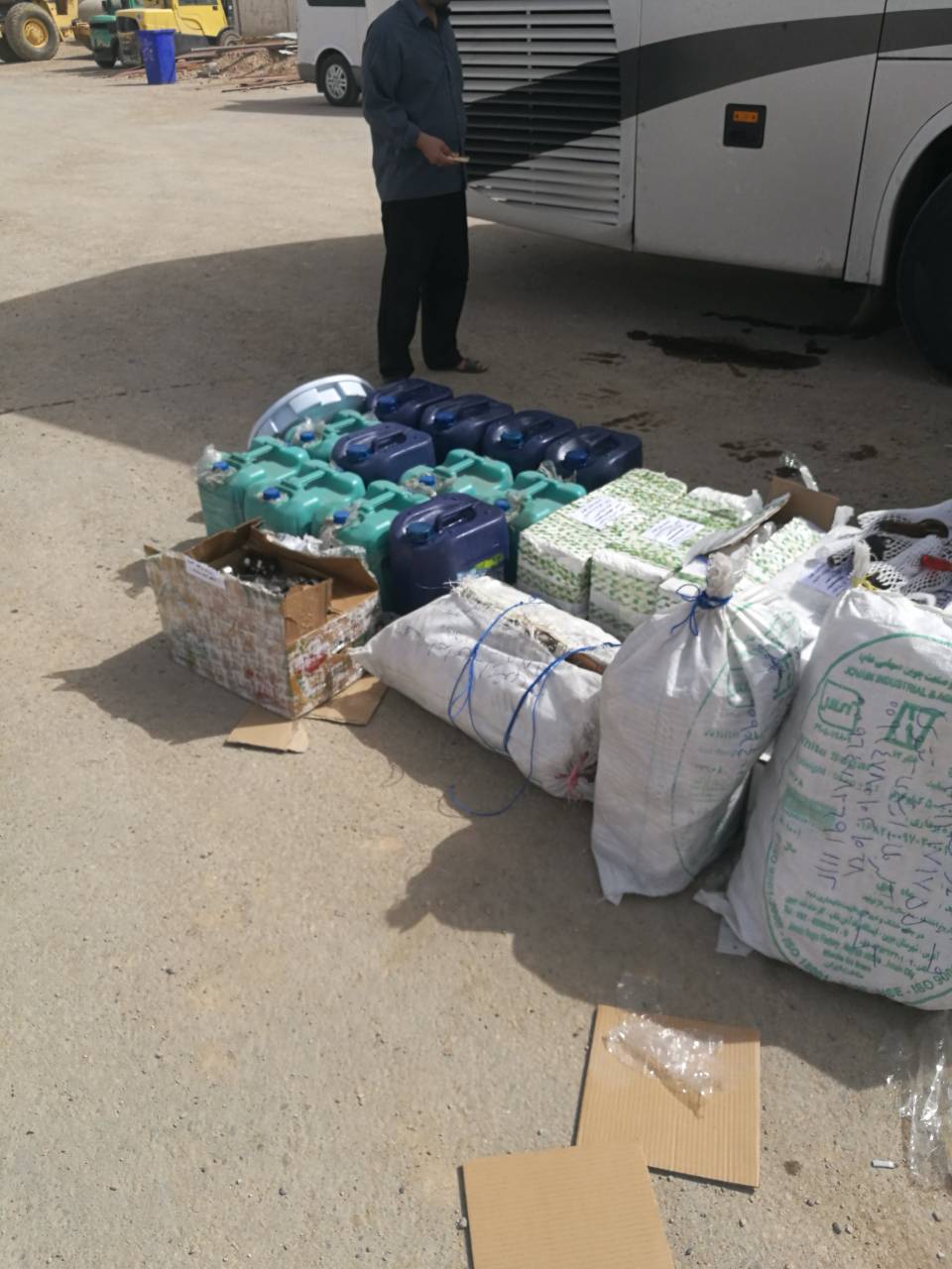 بالصور.. الجمارك تعلن ضبط عملية تهريب "مواد" داخل خزان ماء ايراني