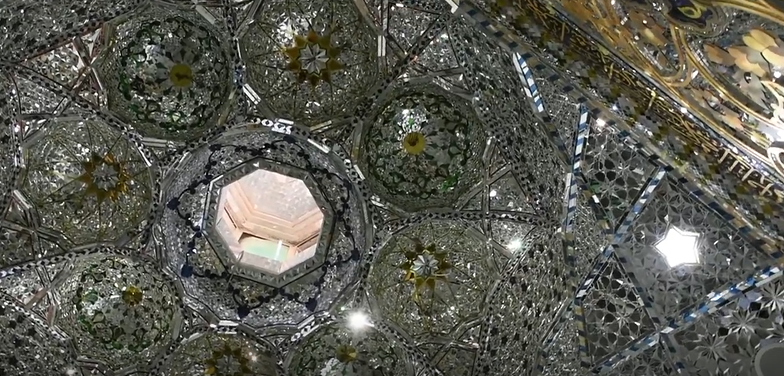 العتبة الحسينية: الانتهاء من "تزجيج" القبة فوق الرأس الشريف بأيدي عراقية (فيديو)