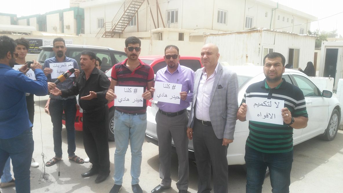 صحفيون يتظاهرون امام محكمة كربلاء تنديدا باقامة دعوى ضد صحفي من قبل مسؤولين في المحافظة