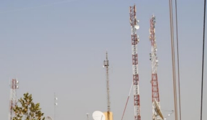 كربلاء: مناشدات ودعاوى قضائية لرفع ابراج الهواتف النقالة من الاحياء السكنية