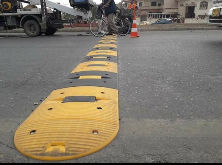 نصب مطبات اصطناعية في شوراع مدينة الموصل