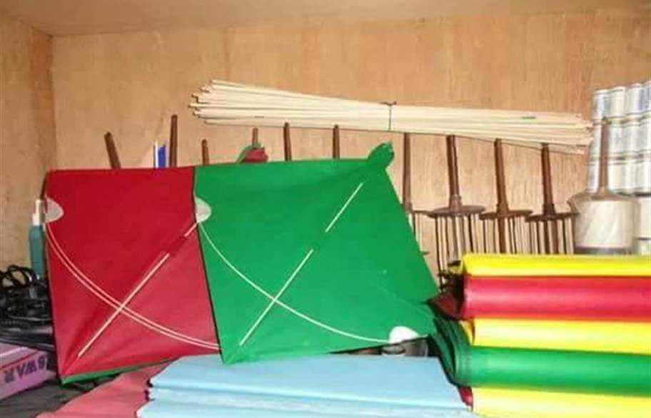 يمارسها الكبار قبل الصغار.. الطائرات الورقية في كربلاء موروث يتجدد