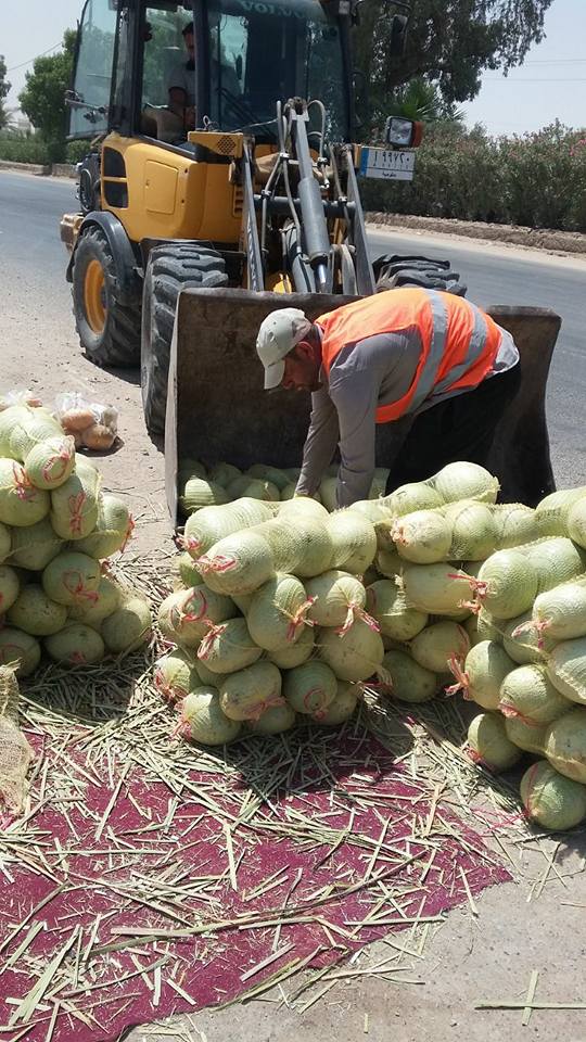 بالصور.. بلدية كربلاء تقوم بحملة ازالة ومصادرة للتجاوزات على الارصفة