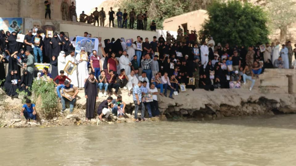 بالصور.. عراقيون يستذكرون مجزرة سبايكر في مكان الحادث