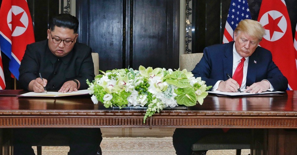 بالفيديو.. ترامب وكيم يوقعان وثيقة مشتركة.. ونزع النووي قريب جدا