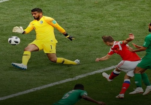 صور تُظهر زيادة وزن عبدالله المعيوف حارس المنتخب السعودي بشكل كبير‎ ورئيس الاتحاد السعودي يتوعد بمعاقبته