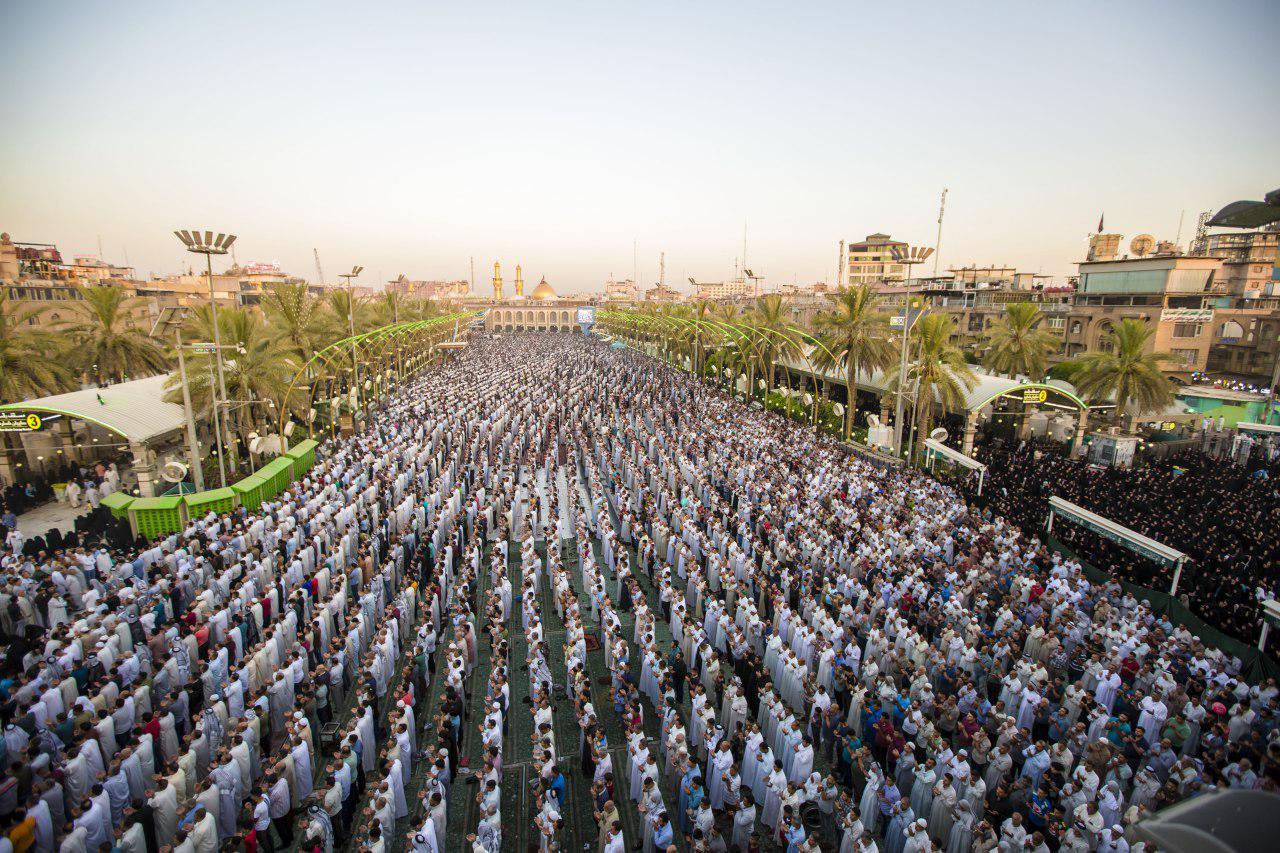 بالصور.. آلاف المسلمين يؤدون صلاة العيد في كربلاء