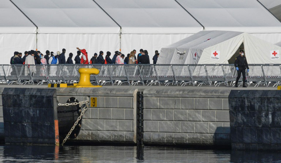 إسبانيا تفتح أبوابها أمام مئات المهاجرين بعد رفض إيطاليا ومالطا