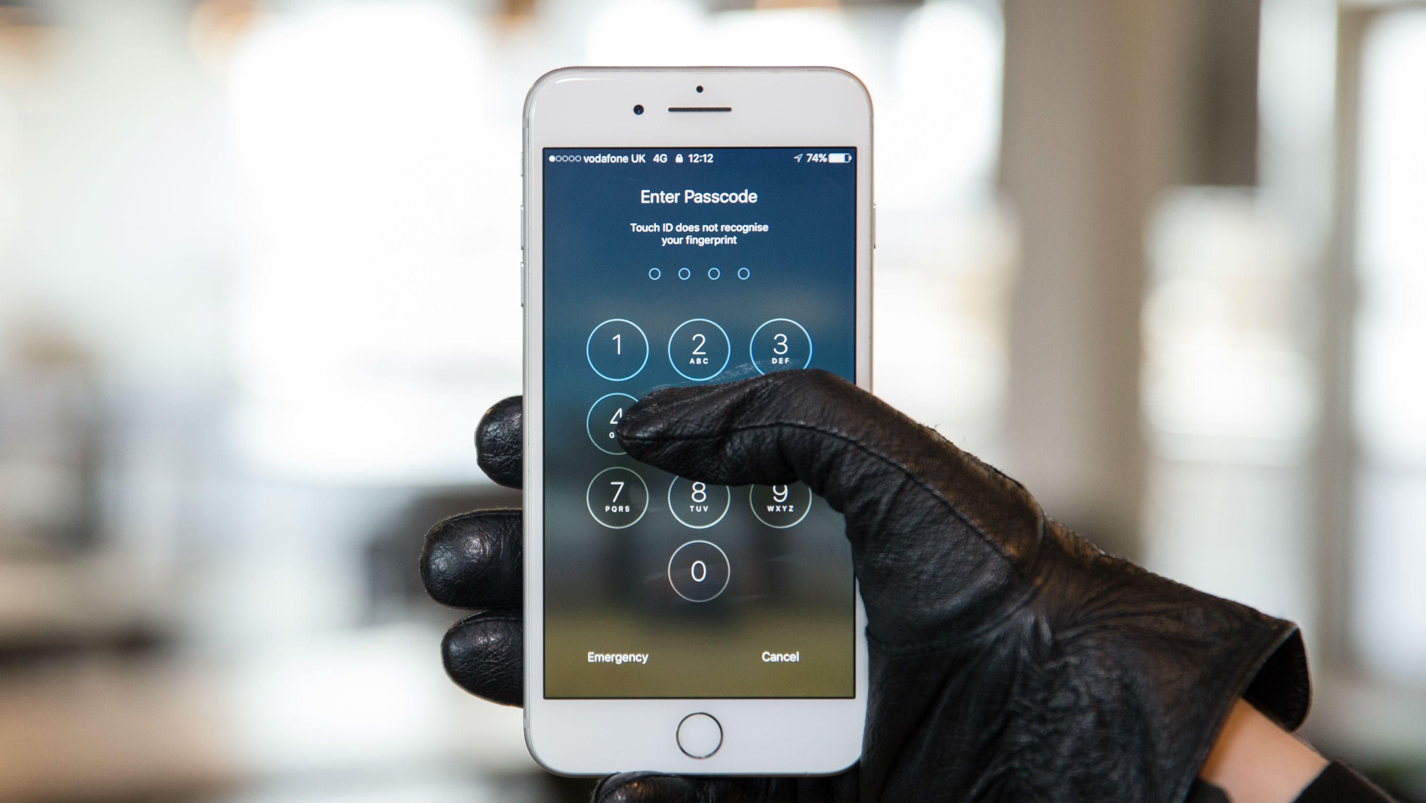 وزير الداخلية يعترف: سرقوا هاتفي بالطريق العام