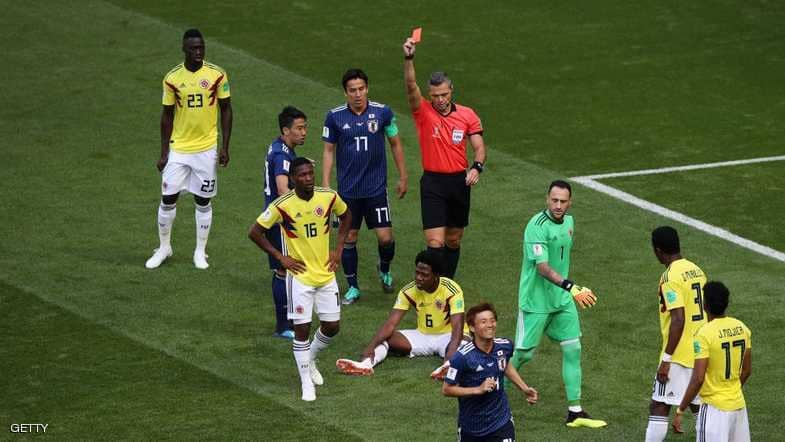 بالفيديو.. سانشيز يتلقى أول بطاقة حمراء في المونديال