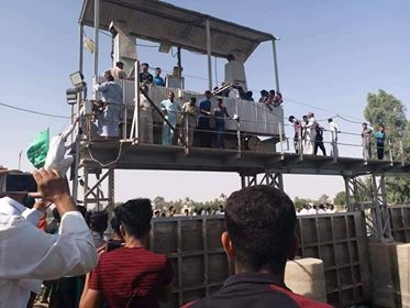 بالفيديو.. فلاحون في النجف يعطلون احد نواظم السقي احتجاجاً على قلة المياه