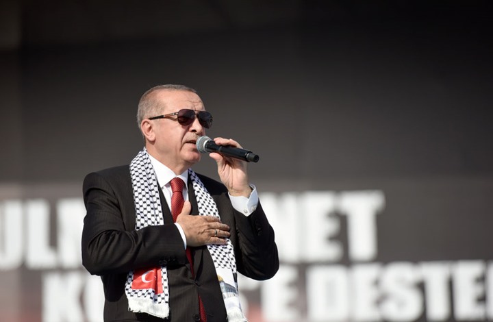 شيراتون الدوحة يتوشح بالعلم التركي بعد فوز أردوغان (صورة)