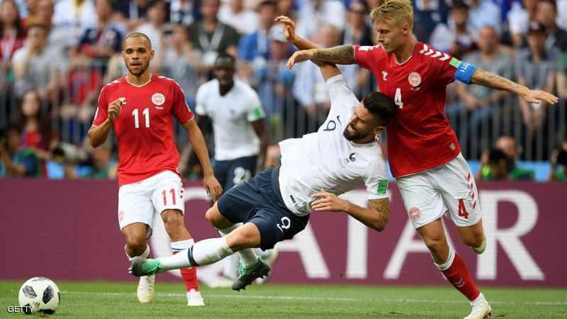 بعد "أسوأ مباراة".. الدنمارك ترافق فرنسا إلى دور الـ16