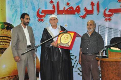 العتبة الحسينية المقدسة تكرم نقيب القراء المصريين الدكتور أحمد نعينع درع العتبة