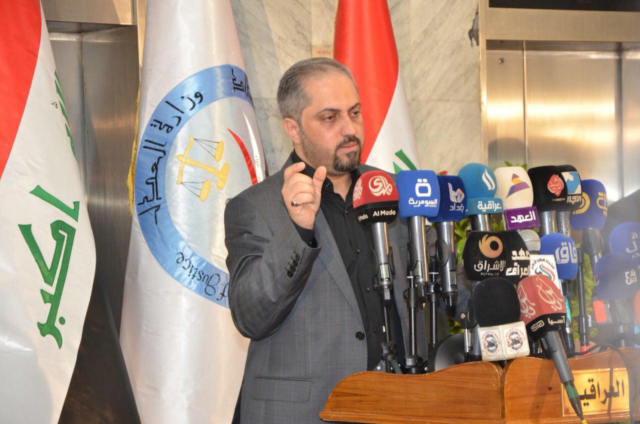 العدل تكشف أسباب إيقاف تنفيذ 64 مرسوماً جمهورياً بشأن المدانين بقانون مكافحة الإرهاب