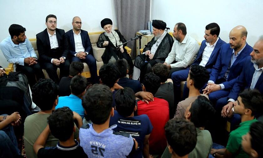 المرجع الحكيم يوصي أبناء شهداء الحشد الشعبي بالاعتماد على انفسهم ويدعو الشباب الاكاديمي بالابتعاد عن الأمور التافهة