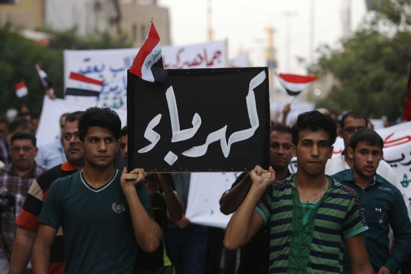 ازمة الكهرباء الحادة في العراق تعيد تردي الخدمات وفساد المسؤولين إلى الواجهة