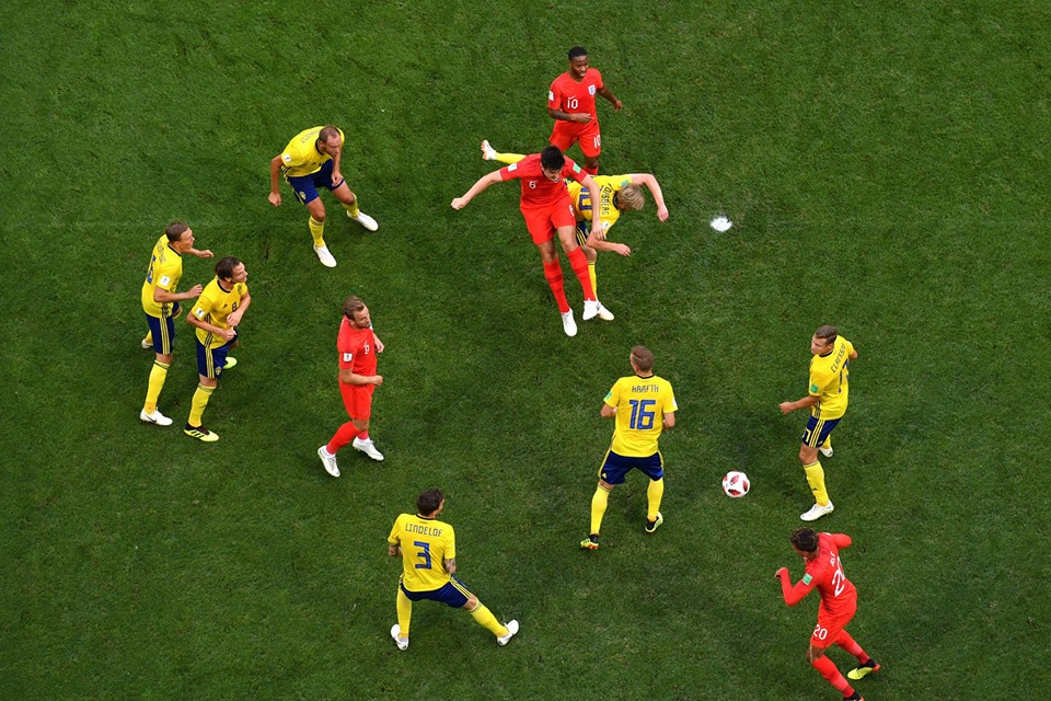 سبب "غريب" وراء قمصان إنجلترا الحمراء بمباراة السويد