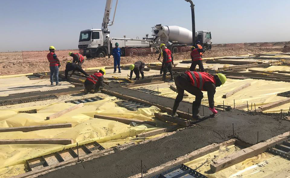 بالصور.. صب طبقة التعمية الخرسانية لبناية المركز الصحي في مشروع مطار كربلاء الدولي
