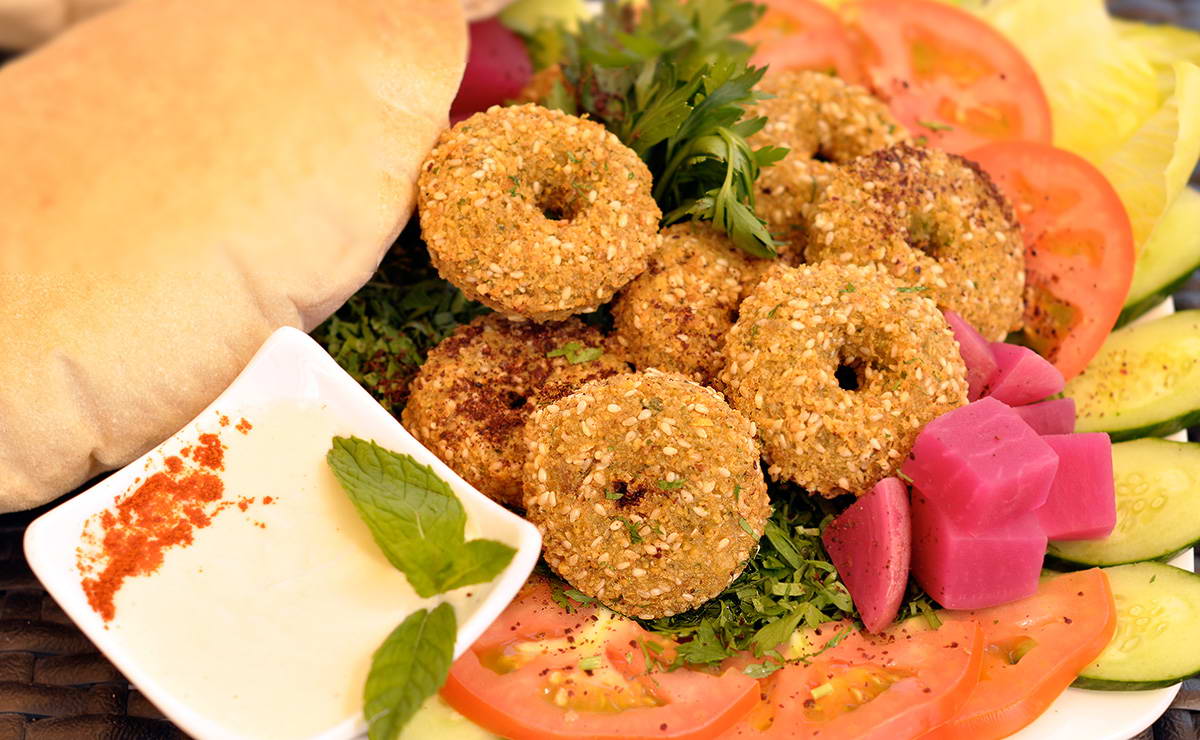 الكويت.. حالات تسمم بالمئات بسبب فلافل