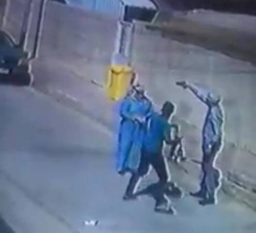 بالصورة..  اعتقال شخصين ظهرا بمقطع فيديو يقومان بتسليب احدى المواطنات بالبصرة