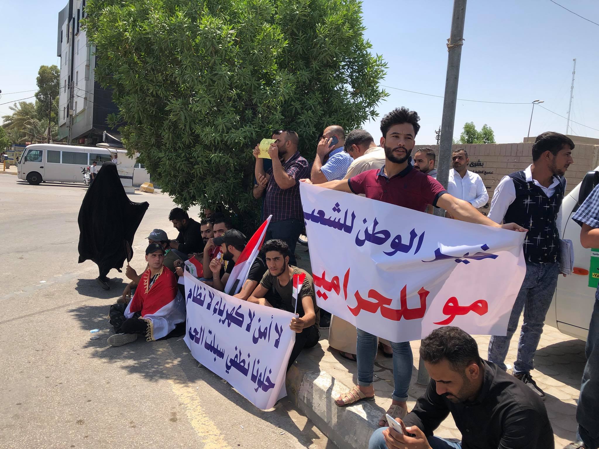 وقفة احتجاجية وسط كربلاء بسبب تردي الكهرباء وانقطاع المياه