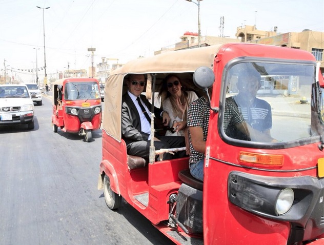 بالصور:السفير التركي يتجول في مدينة الصدر بعربة التكتك