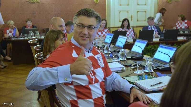 حكومة كرواتيا تعقد اجتماعها بزي المنتخب