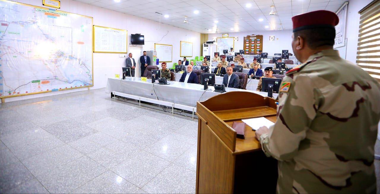 رئيس مجلس الوزراء حيدر العبادي يناقش مع محافظ البصرة اسعد العيداني حل الاشكالات