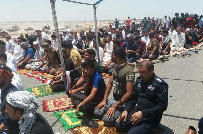 تعزيزات عسكرية تذهب باتجاه البصرة ومتظاهروها يؤدون صلاة موحدة مع القوات الأمنية