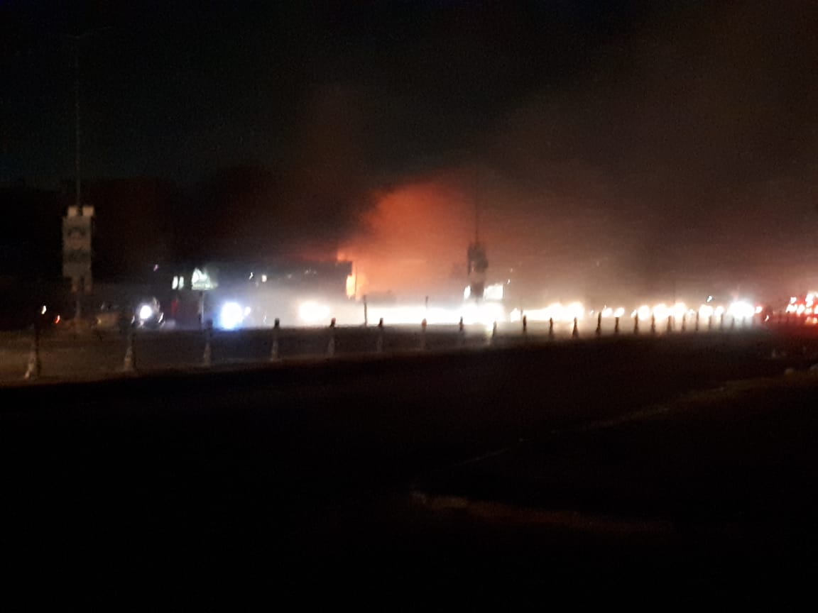 متظاهرون يحرقون مكاتب ومقار عدد من الأحزاب في العمارة