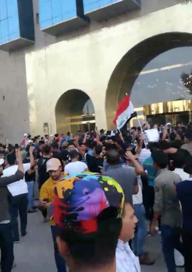 المتظاهرون يهتفون امام مقر اقامة العبادي في البصرة ويطالبونه بالخروج من المحافظة