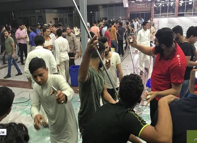 بالصور:متظاهرون يقتحمون مطار النجف الدولي