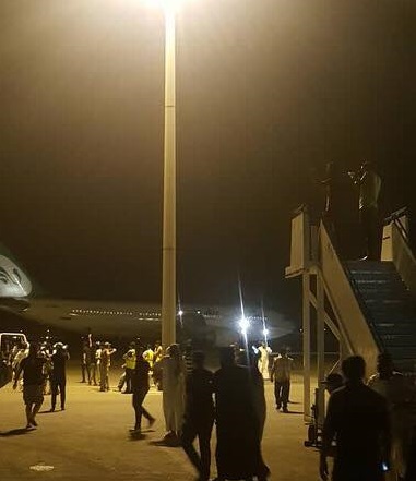 بالصور :محتجون يُقفون حركة الطائرات في مطار النجف