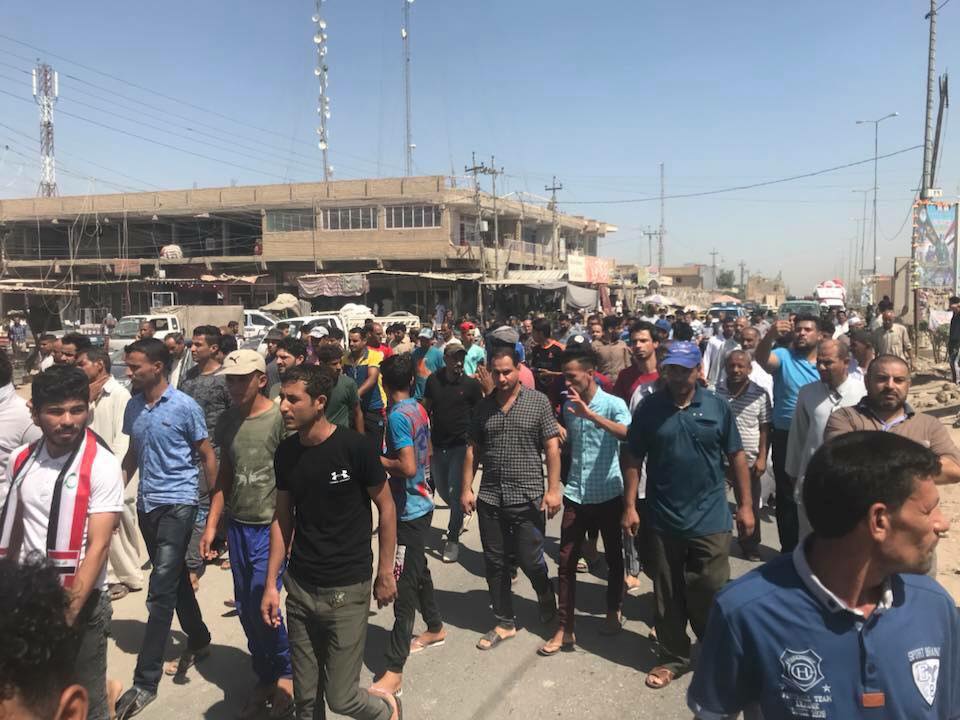 بالصور.. متظاهرون يقتحمون مكتبين لحزبي الدعوة والفضيلة جنوبي بابل