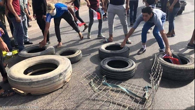 البصرة.. المئات يتظاهرون في أبي الخصيب ويقطعون شارعاً رئيسياً