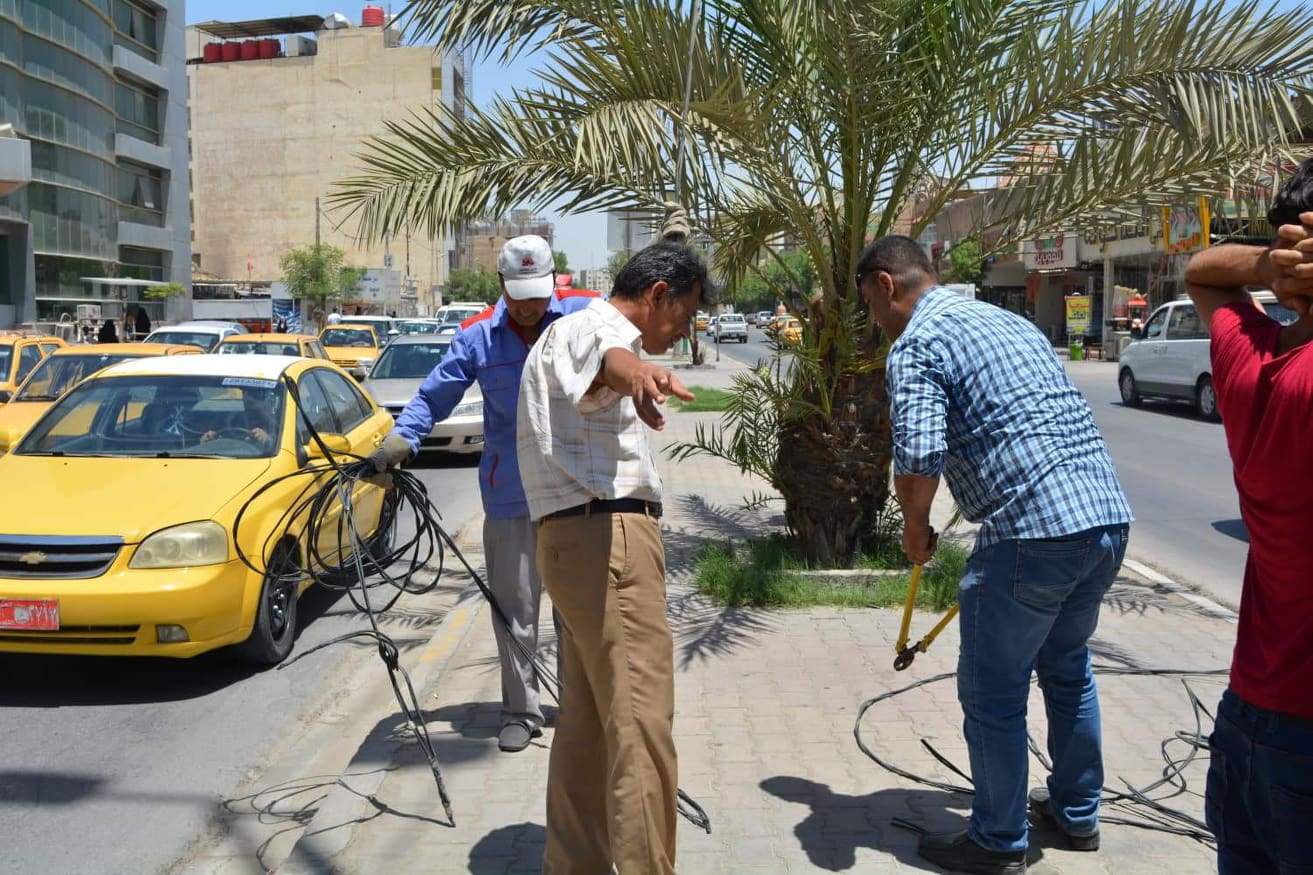 كربلاء  تقطع التجاوزات عن الشبكة الكهربائية وتنذر المتجاوزين والمسرفين بالانارة المفرطة في عموم المحافظة