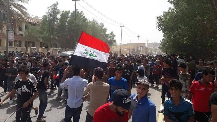 بالصور.. تجدد المظاهرات في البصرة وذي قار