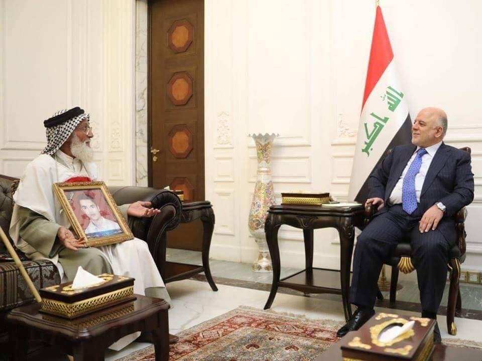 بالصور:العبادي يستقبل متظاهر استخدمت بحقه خراطيم المياه اثناء تظاهرات الناصرية